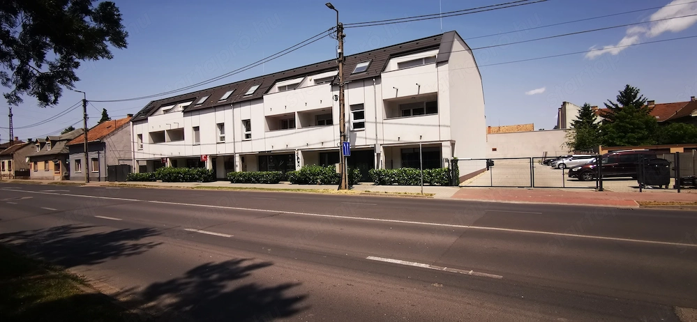 Kiadó Komárom központi résszén új építésű 1 szoba nappalis 51 nm es lakás +2 db gk beálló