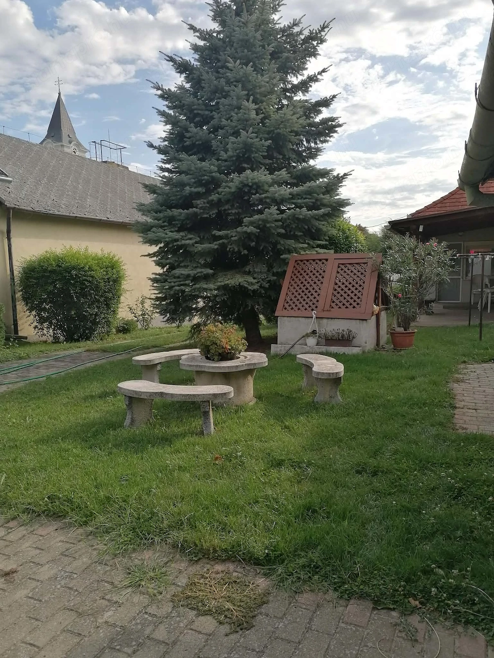 Családi Ház Isztimér központjában 3137 m2-es telken eladó ! 