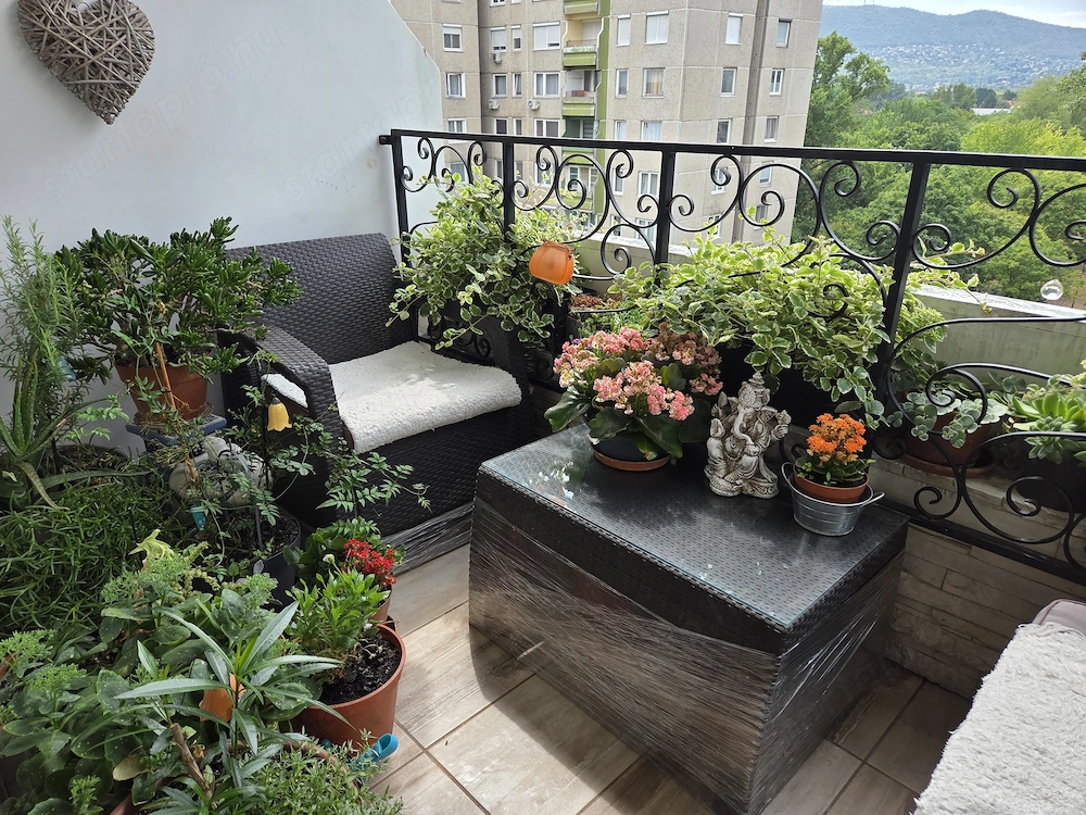 Gyönyörű panorámás erkélyes lakás eladó Rómaifürdőn!