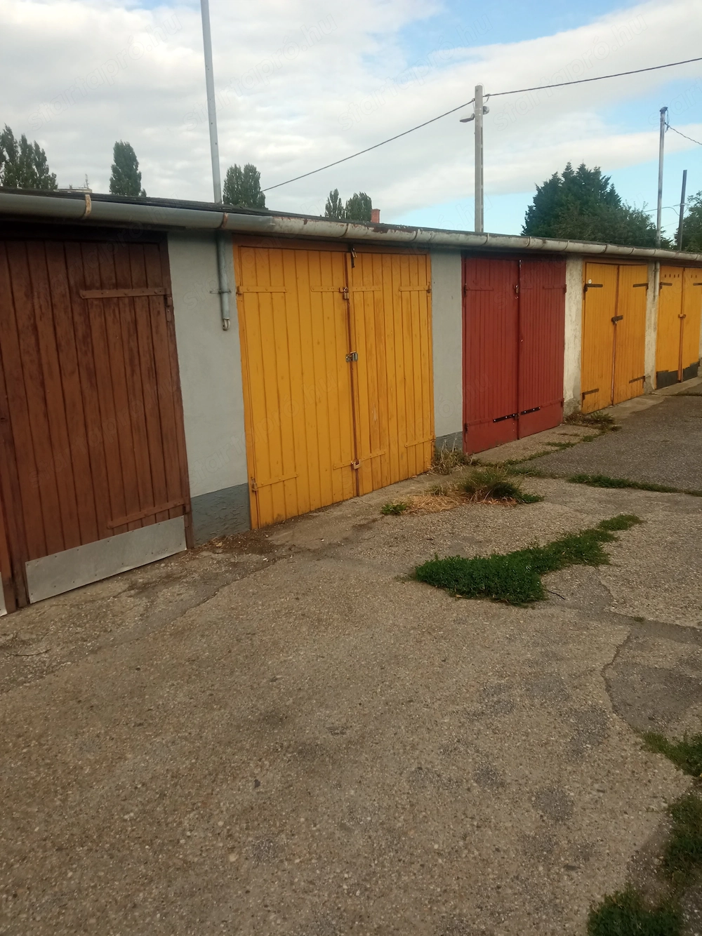   Győrben a Radnóti úti garázssoron 15-nm-es egyedi   garázs eladó.  Zárt garázssor ,távirányítóval,