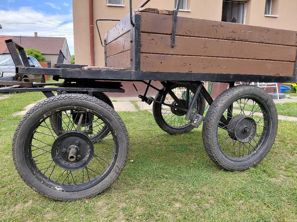 Kisebb póninak való könnyű lovaskocsi eladó !