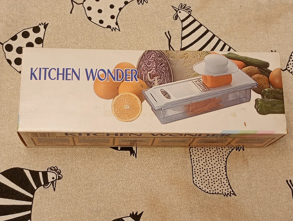 Kitchen Wonder (vagy Mini Wonder) többfunkciós kézi zöldségszeletelő és reszelő készlet látható, ame
