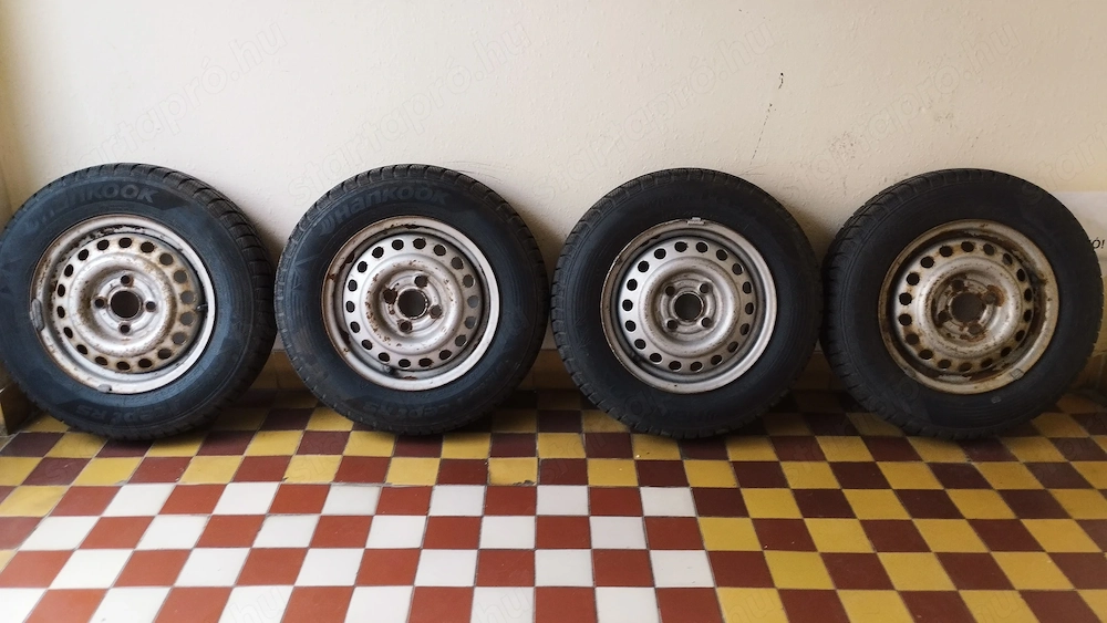 4 db 155 80 R13 acél felni jó állapotu Hankook téli gumival eladó