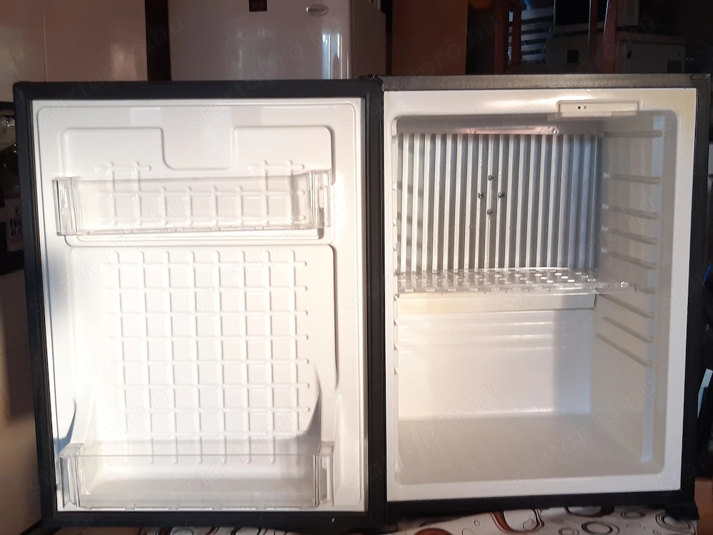 PMB40 40L-es minibár működő 43x43x57cm magas termoelektromos
