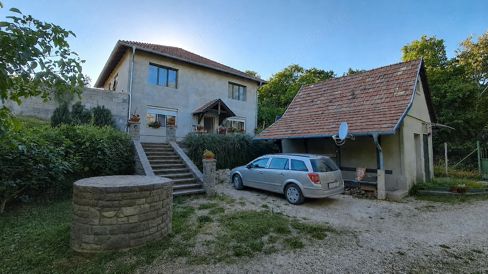 A természet ölelésében   bővíthető családi ház Szentendrén, a Dömör-kapu közelében