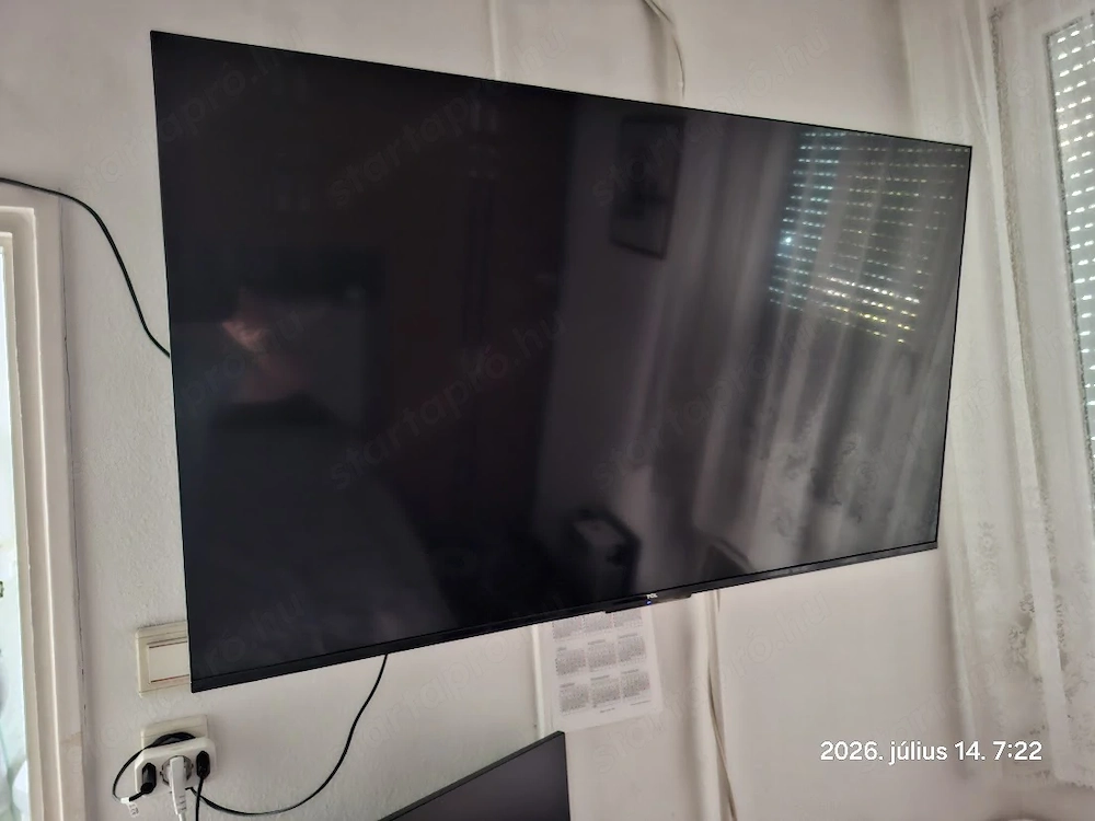 Eladó egy 127 cm-es TV, fali konzollal. 