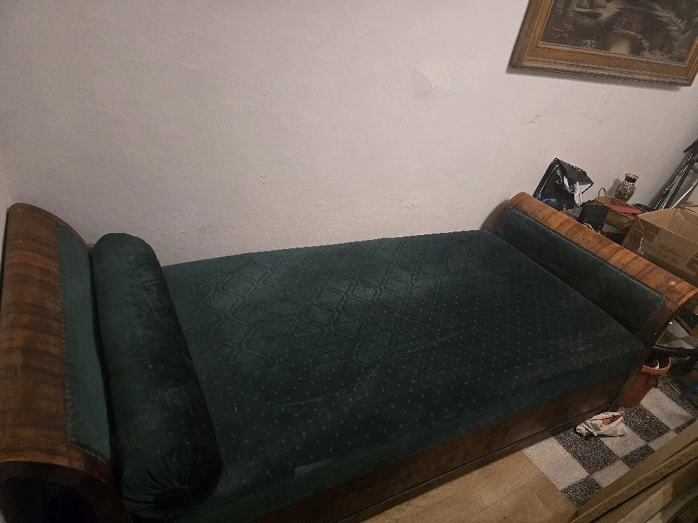 Antik jellegű dió furnéros ágyneműtartós heverőAntik jellegű dió furnéros ágyneműtartós heverő Eladó