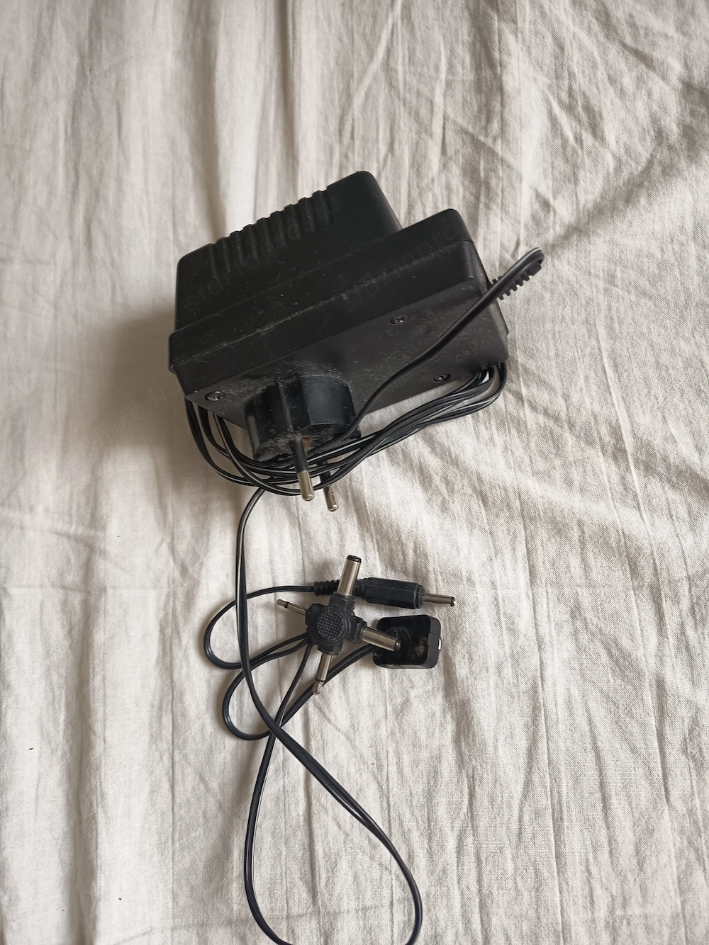 Univerzális hálózati tápegység 220V 3-12V, max. 1000mA