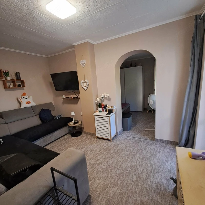 Gombán, belül felújított 3 szoba + nappalis családi ház, 1200 m2 telekkel