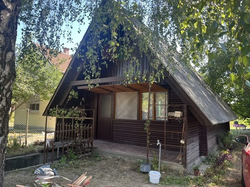 Taksonyban vízpart közelében 40 nm faház 370 nm telekkel