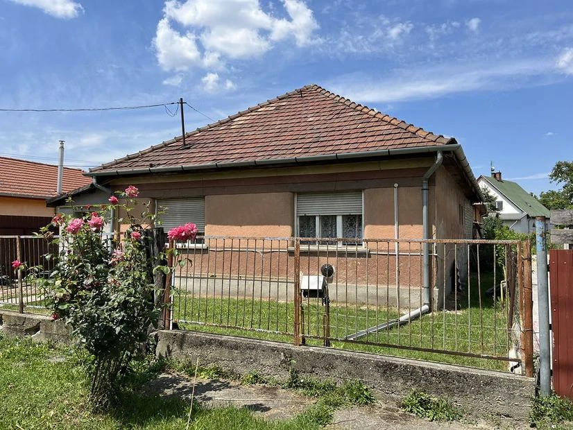Szigethalmon hév megállótól 10 perc sétára 86 nm felújítandó nappali+ 3 szobás családiház