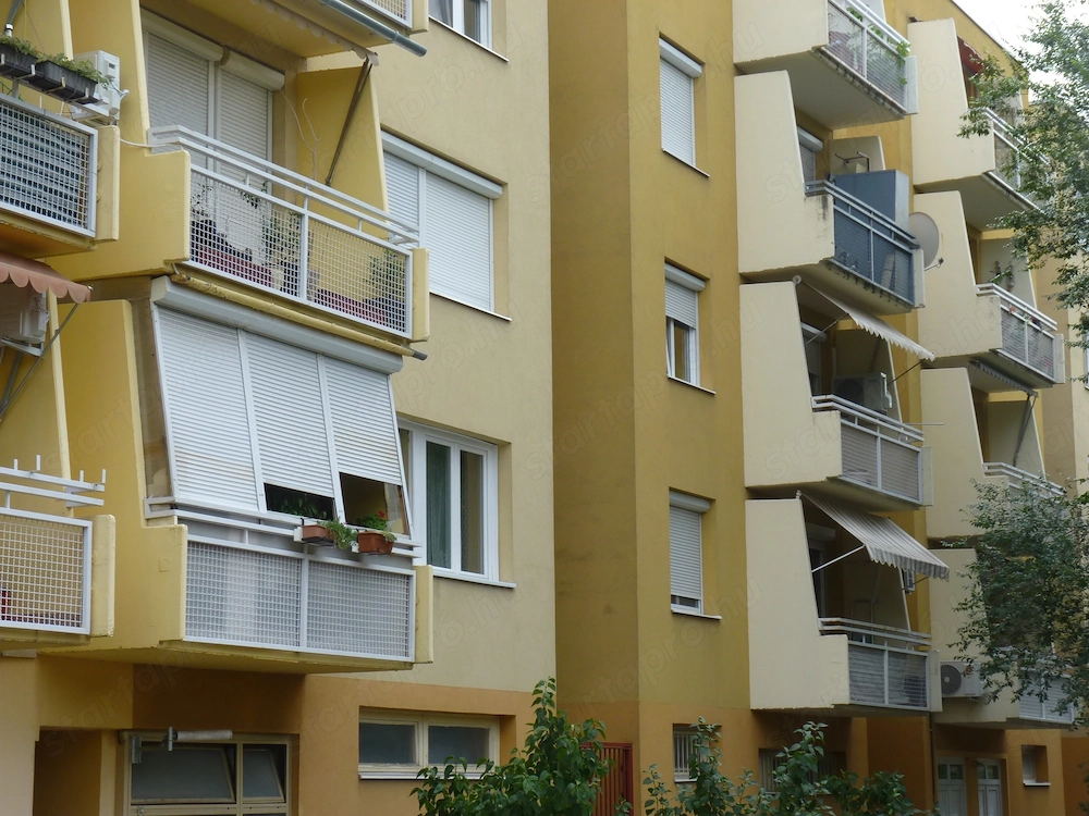 Kecskemét belvárosi, 2 szobás, első emeleti, erkélyes, fűtéskorszerűsített lakás eladó