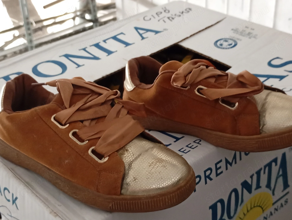 39es  karamellbarna velúr hatású női sneaker 3000ft óbuda széles, szalagszerű fűzőkkel és fényes, te