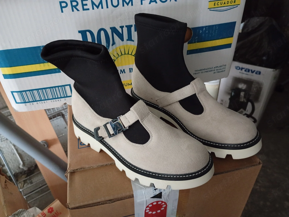 39es női extravagáns Catwalk zoknicsizma (sock boot), amely a klasszikus Mary Jane stílusú csatos fé