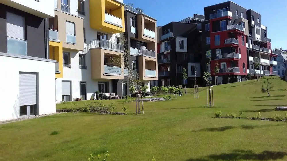 Sasadliget lakóparki saját kertes földszintes, redőnyös teraszos hálószobás lakás kiadó