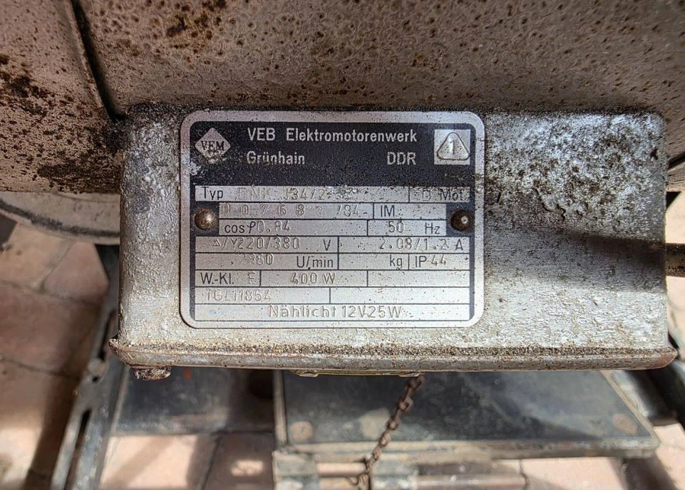 NDK (DDR) gyártmányú, a VEB Elektromotorenwerk Grünhain által készített, kuplungos ipari varrógép-ha