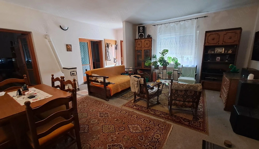 Monor Telepi részén 87 m2-es, 2 szoba + nappalis családi ház 702 m2-es telekkel, teljes bútorzattal