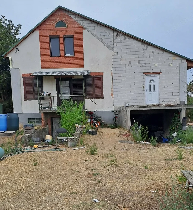 Monor zártkerti részén, Strázsahegyen, lakható kis ház 2140 m2-es telekkel