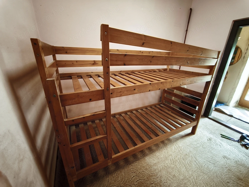 Fenyő emeletes ágy matracokkal együtt fekvő felület 80 x  200 cm kép szerinti állapot kompletten 55 