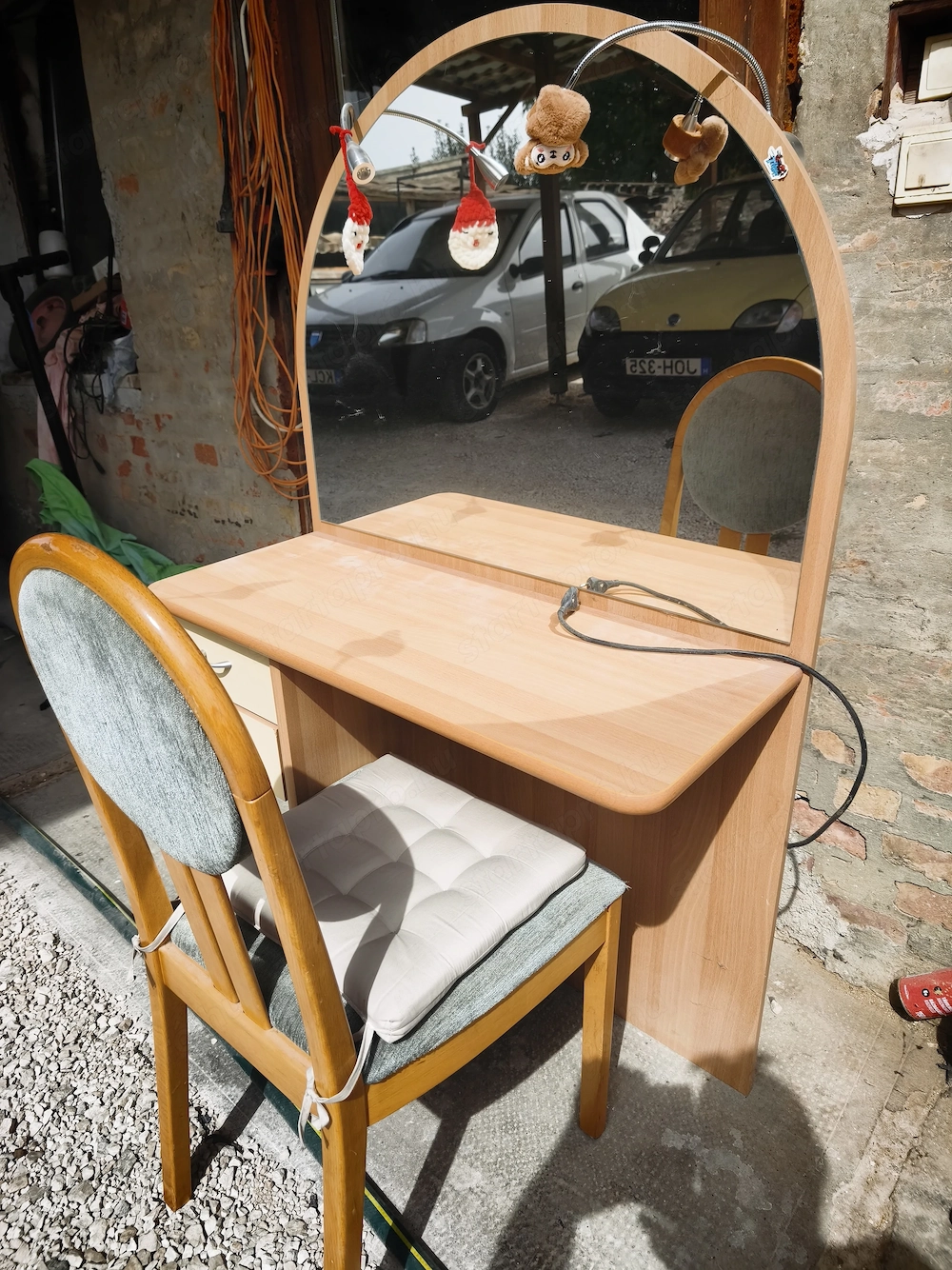 Pipere asztal tükrös-fiókos-lámpákkal szép állapotban sz;90 m;140 mély;38 cm.Ár;25 ezer ft.