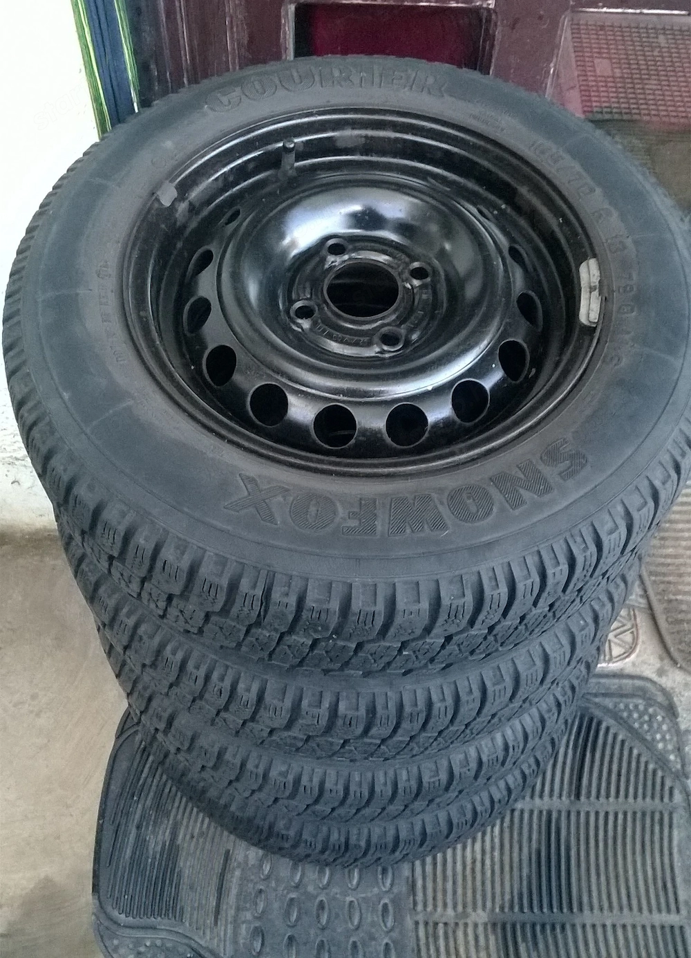 Eladó 4db 13-as 4x100-as Opel,stb lemezfelni 165 70R13 Snowfox téli gumival