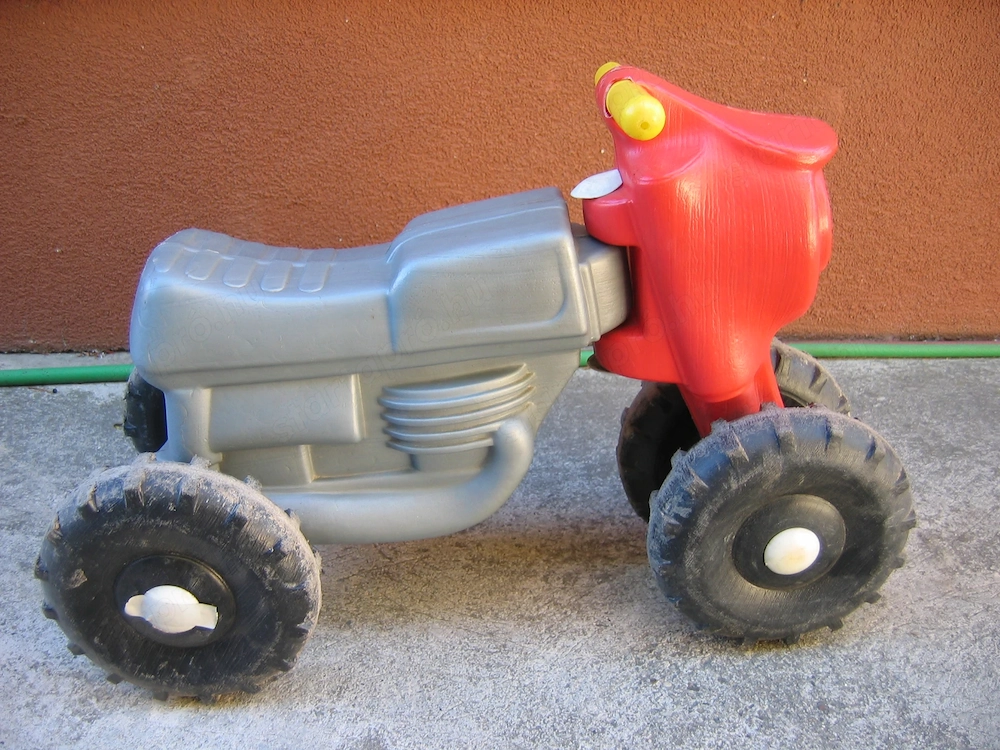 Műanyag gyermek kismotor eladó.
