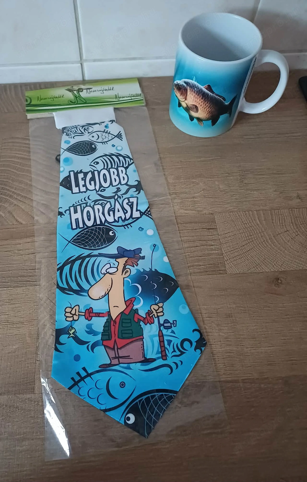 Legjobb horgász vicces nyakkendő, ponty halas bögrével eladó, ÚJ!