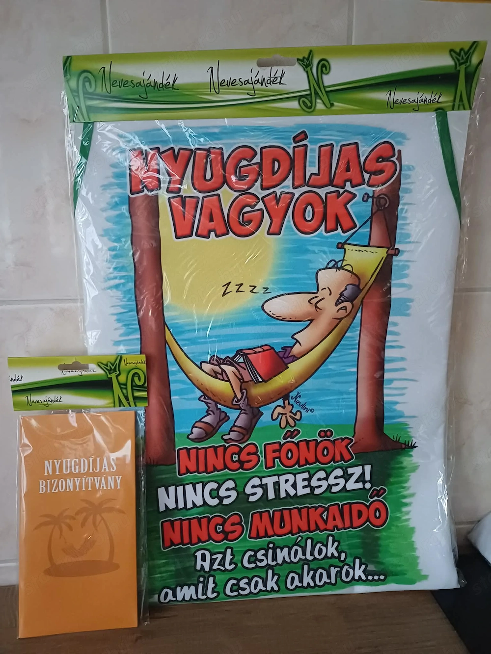 Nyugdíjas vagyok vicces kötény, és kitöltésre váró vicces nyugdíjas bizonyítvánnyal eladó, ÚJ!