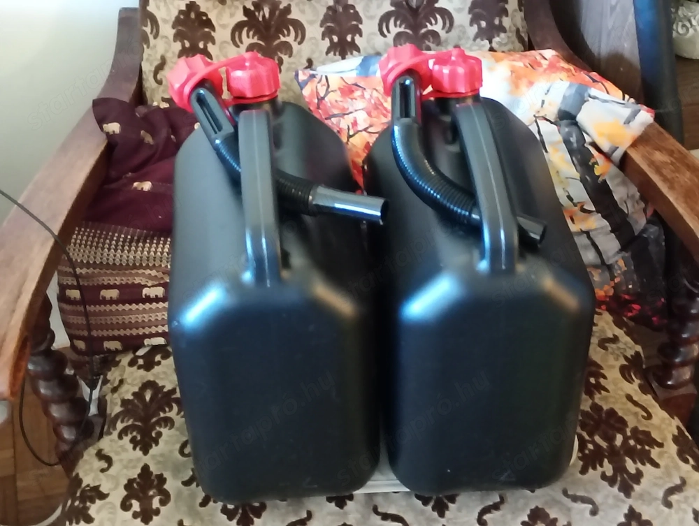2db Üzemanyag kanna benzin gázolaj kanna müanyag 10 liter db 20000ft 2db személyesen óbudán 36 50 10