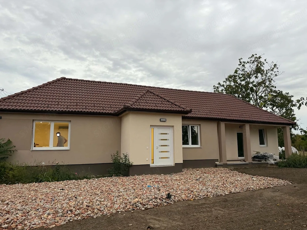  Gombán teljesen felújított, újszerű állapotban lévő, 2 szoba + nappalis családi ház, 1327 m2 telek