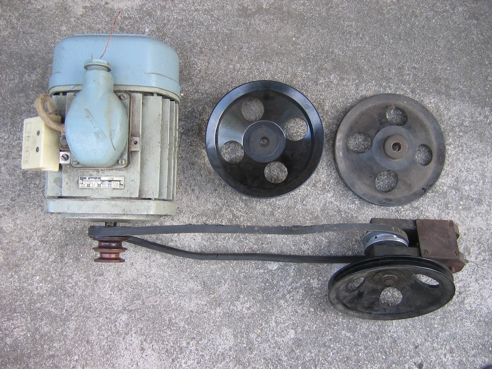 Villanymotor eladó.