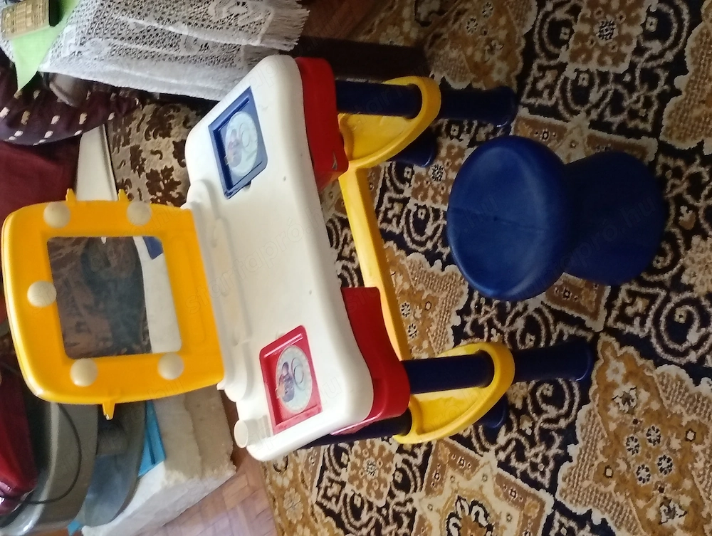 sárga-fehér-kék színű gyermek fésülködőasztal  9000ft óbuda 36 50 104 8272   Palau Toys gyártmányú, 