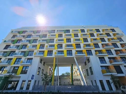 Fiatal csinos lánynak segítek kifizetni az albérletét