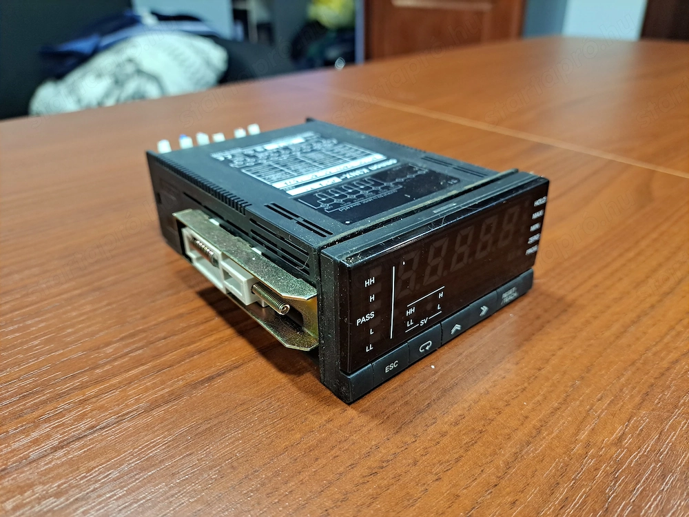 Omron K3NX-VD1A-T1 Digitális Panelműszer AC DC feszültség és áram