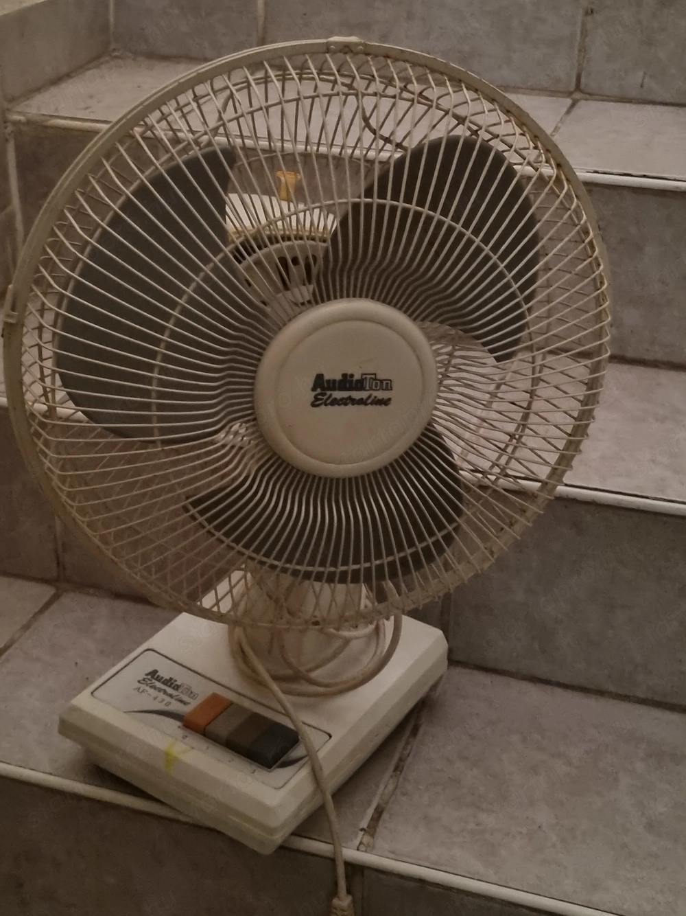 AudioTon AF-430 asztali ventilátor 3 sebességes 30cm kosár működő