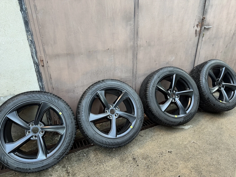 Tesla Model Y Crossflow téli kerékszett Hakkapeliitta R5 EV 255 45 R19