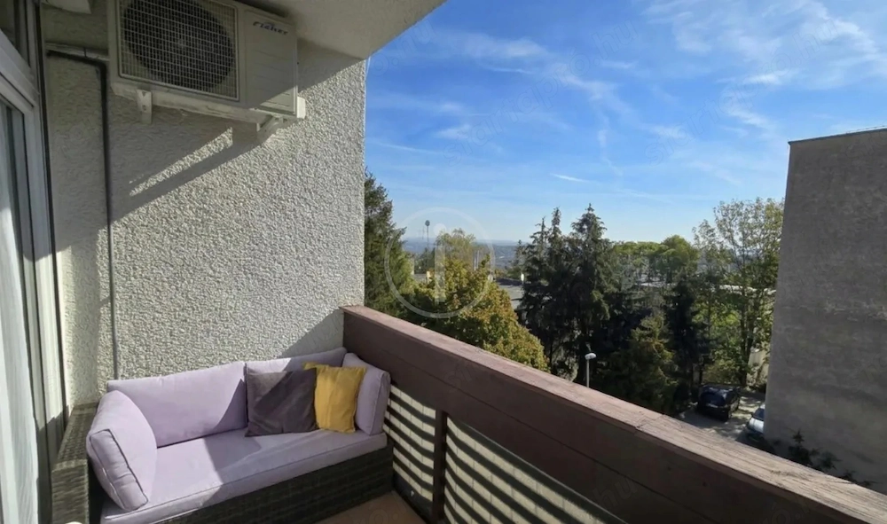 Mártonhegyen, részben panorámás, erkélyes, csendes lakás eladó!
