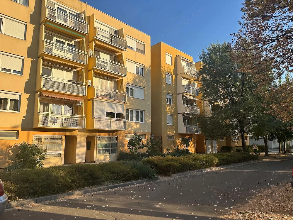 Kecskemét belvárosában, 50nm-es, 2 szobás, első emeleti, erkélyes, klímás, zárt folyosós lakás tulaj
