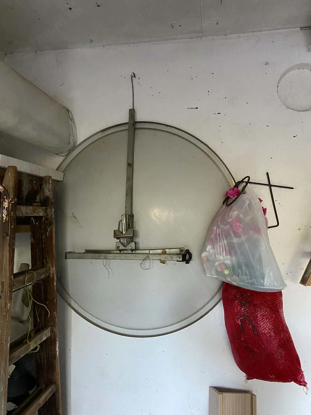 Nagy méretű parabolaantenna tartószerkezettel eladó