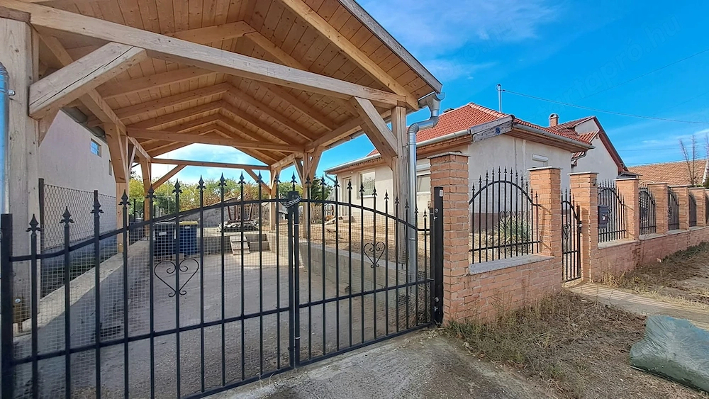  Monorierdőn 2 szobás családi ház 555 m2-es telekkel