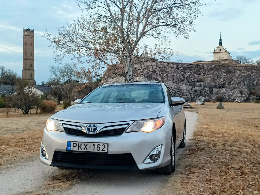 Toyota Camry 2.5 XLE hybrid eladó