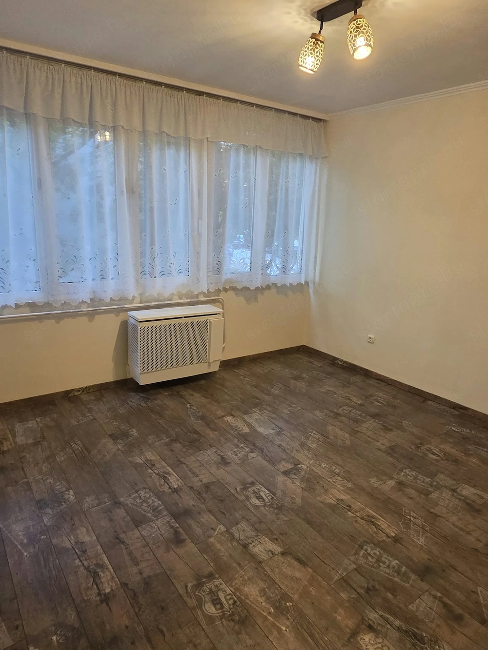 Kiadó I emeleti, társasházi lakás Vác- Deákvár központi részén.  