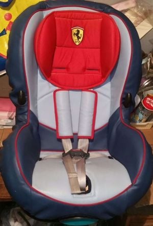 Dönthető maxi cosi + ferrari fejszűkítő +strapabíró bőr huzat 9-18kg biztonsági gyerekülés újár74000