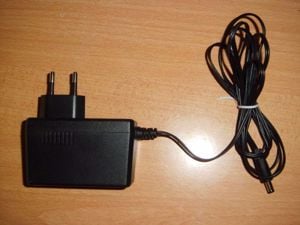 Adapter eladó! 15 Volt - 1,5 Amper (1500 mA)!