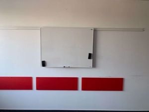 Sínen futó Whiteboard, fehér tábla, írótábla