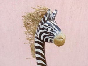 Sörényes zebra kézműves faszobor Indonéziából. Egzotikus dekoráció - kép 4