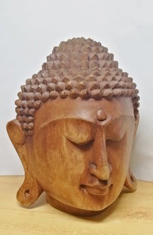 Buddha faragott természetes keményfa szobor Indonéziából. 21cm.