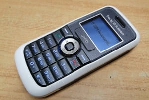 Sony Ericsson J100i Független Mobiltelefon szürke-fehér, újszerű állapot, eredeti dobozában - kép 3