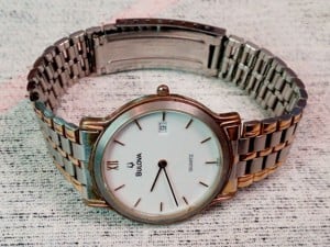 Bulova Quartz, naptáras klasszikus női karóra, aranyozott sávos csattal, szép állapotban