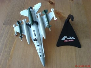 F-16-os Falcon vadászbombázó - kép 3